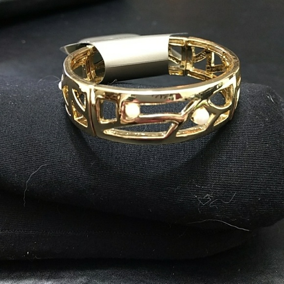 ***Final Sale*** Gold tone bracelet with faux pearls - Picture 2 of 5